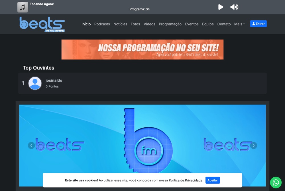 Página inicial do modelo de site BOOM, em tema escuro, com o player no topo, menu, banner de destaque e ranking de ouvintes