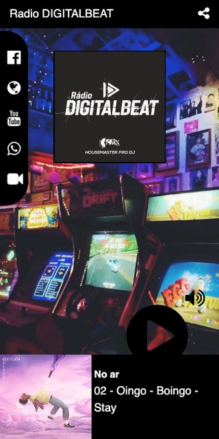 Tela de um dos modelos de app de rádio: nome da rádio, capa, atalhos das redes sociais e a música no ar