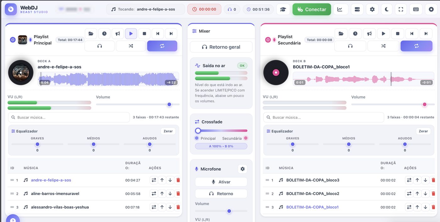 Cabine do WebDJ do xCAST: dois decks com waveform, mixer com crossfade e microfone